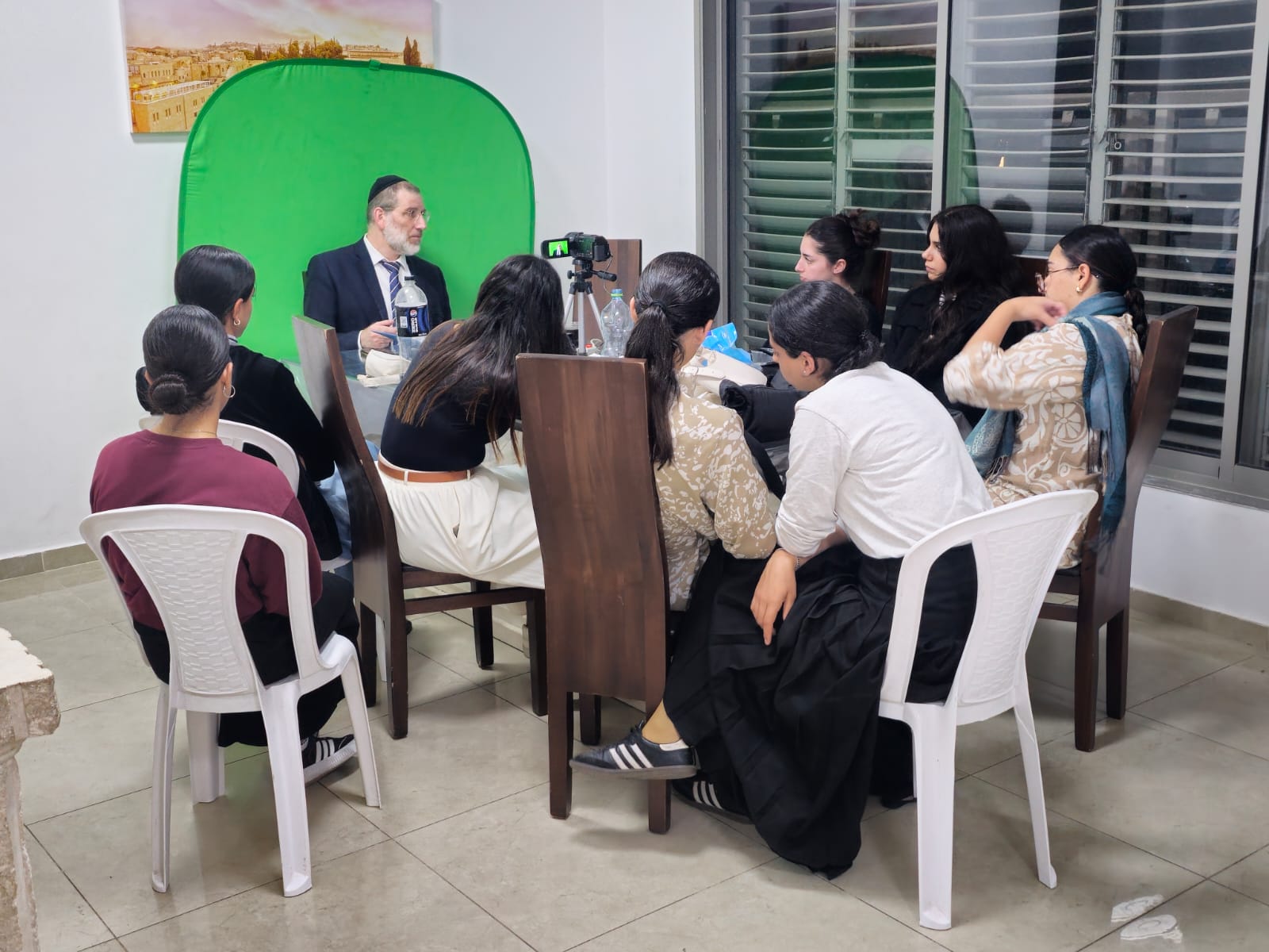 שיעור עם רב סביב שולחן