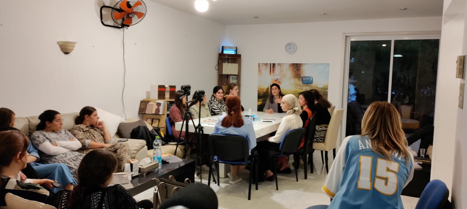 קבוצה בסלון המדרשה